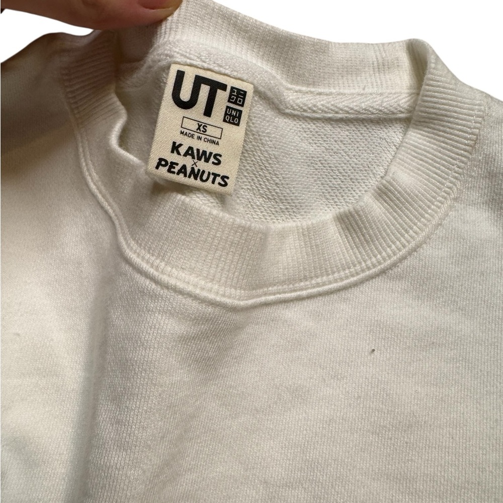 👟 UNIQLO‎ x KAWS x Peanuts Sweatshirt 🤍 Snoopy Minimal Graphic Crewneck 👟 - Picture 3 of 5